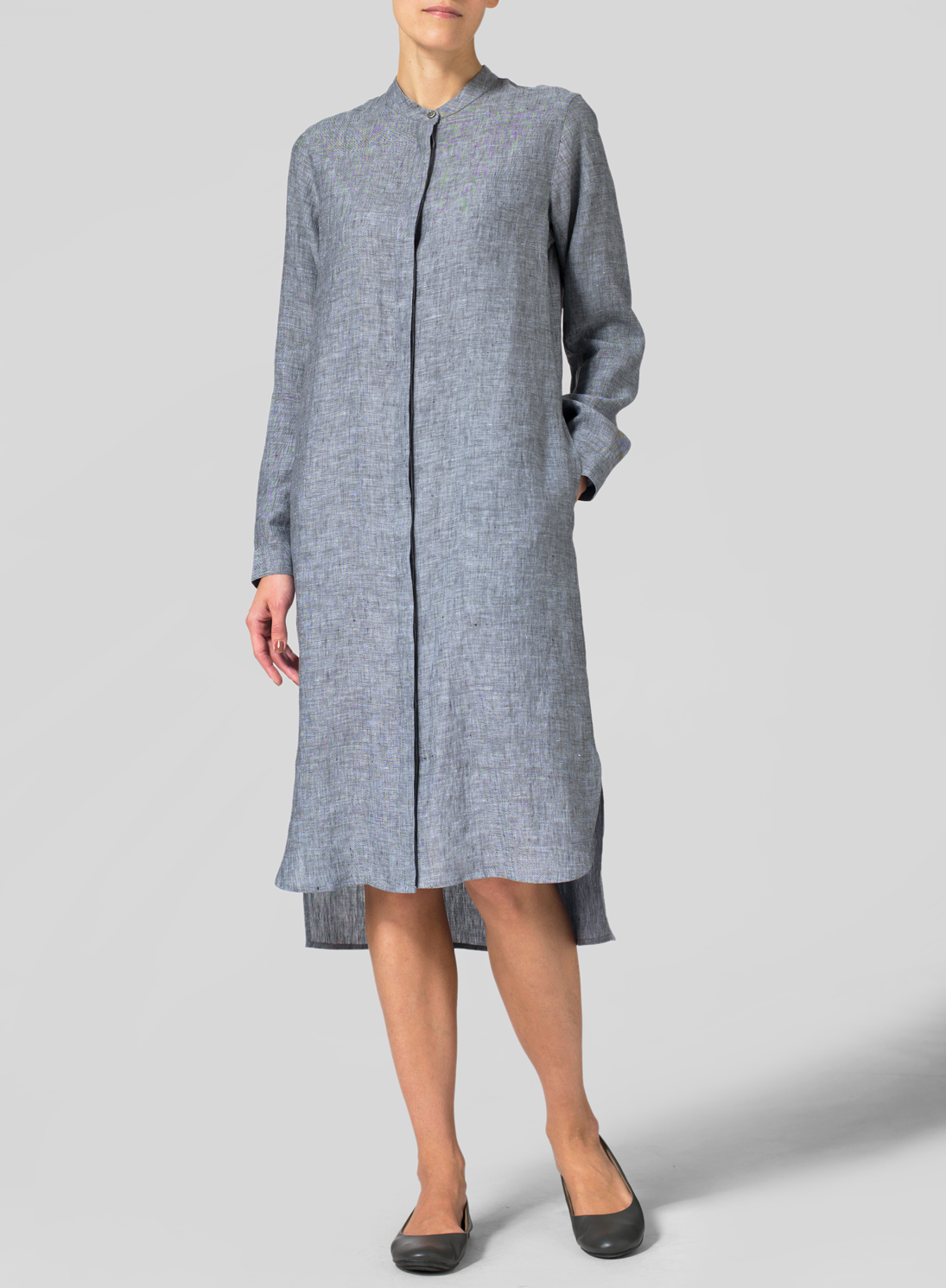 Long collarless jacket This stand up collar and buttons are the main difference between these and traditional suit jackets. The rest of the design is very similar to other suit jacket styles, making it suitable for a wide variety of occasions and settings.